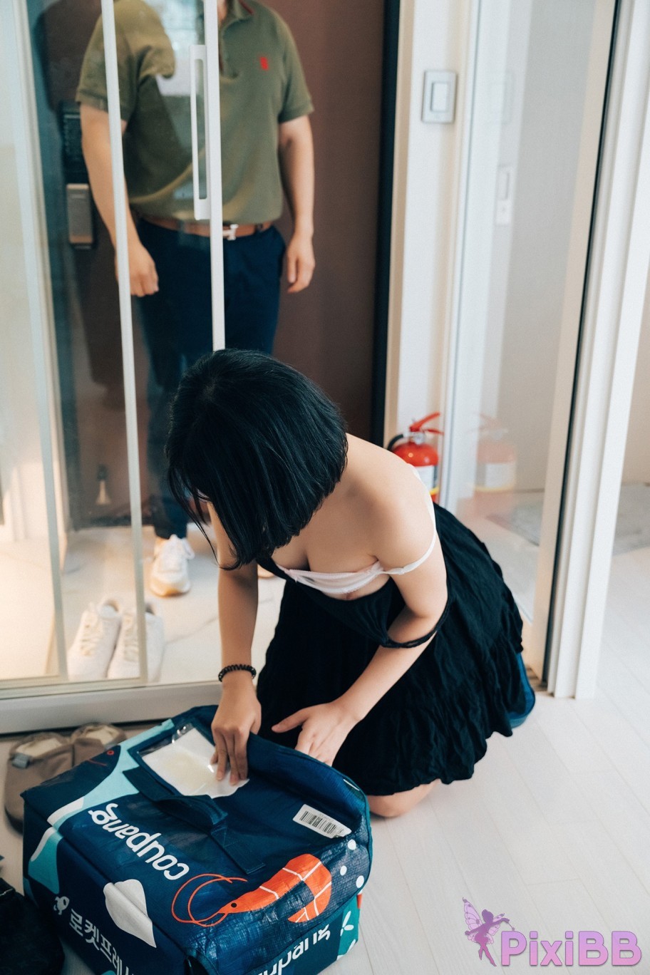 Loozy Zia With Delivery Man PixiBB.COM 136