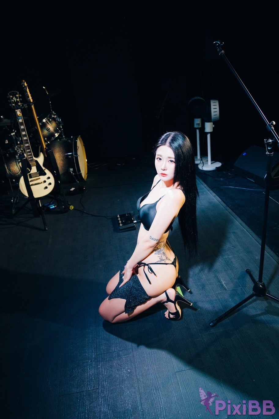 Loozy Bomi Covert Stage PixiBB.COM 024