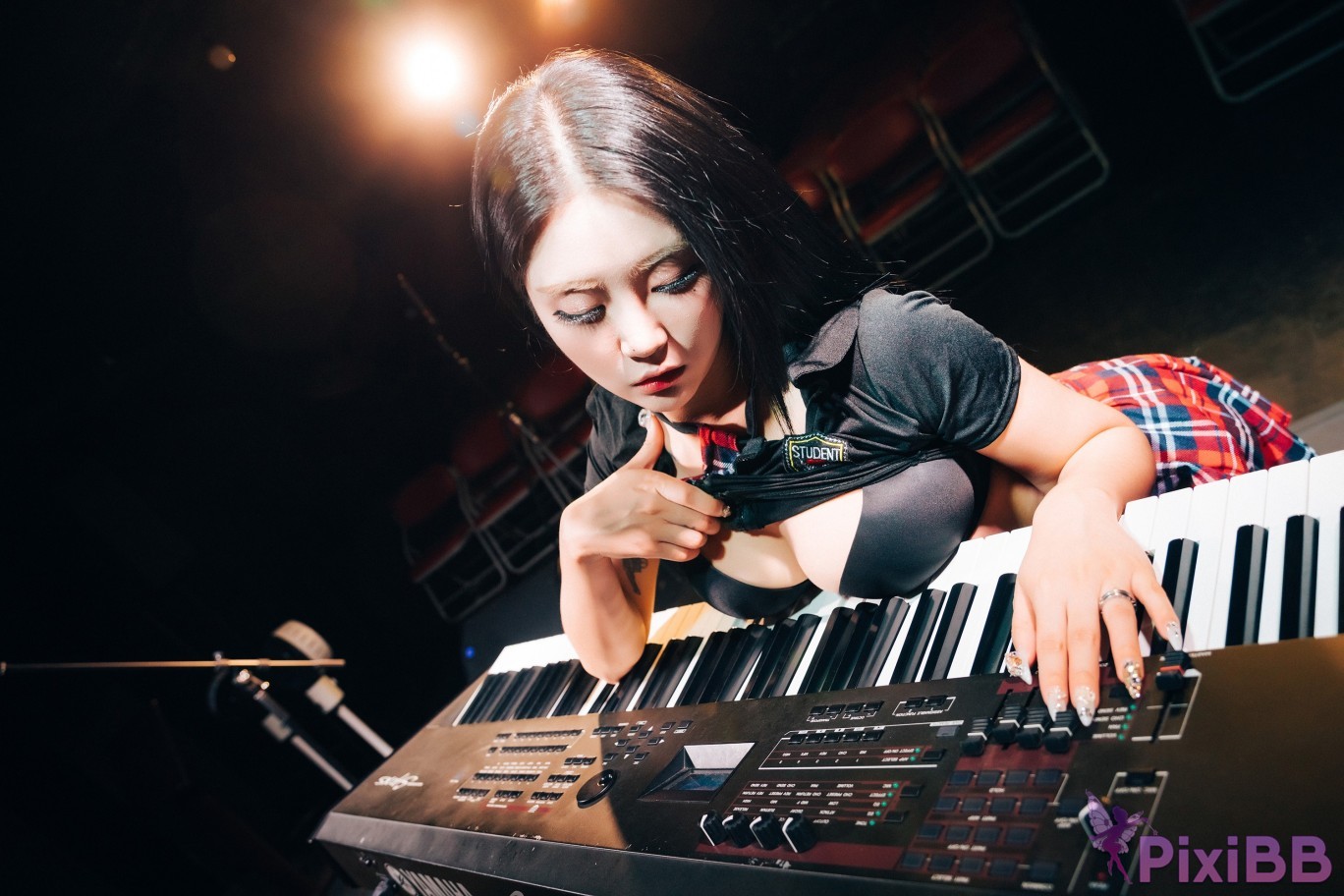 Loozy Bomi Covert Stage PixiBB.COM 094