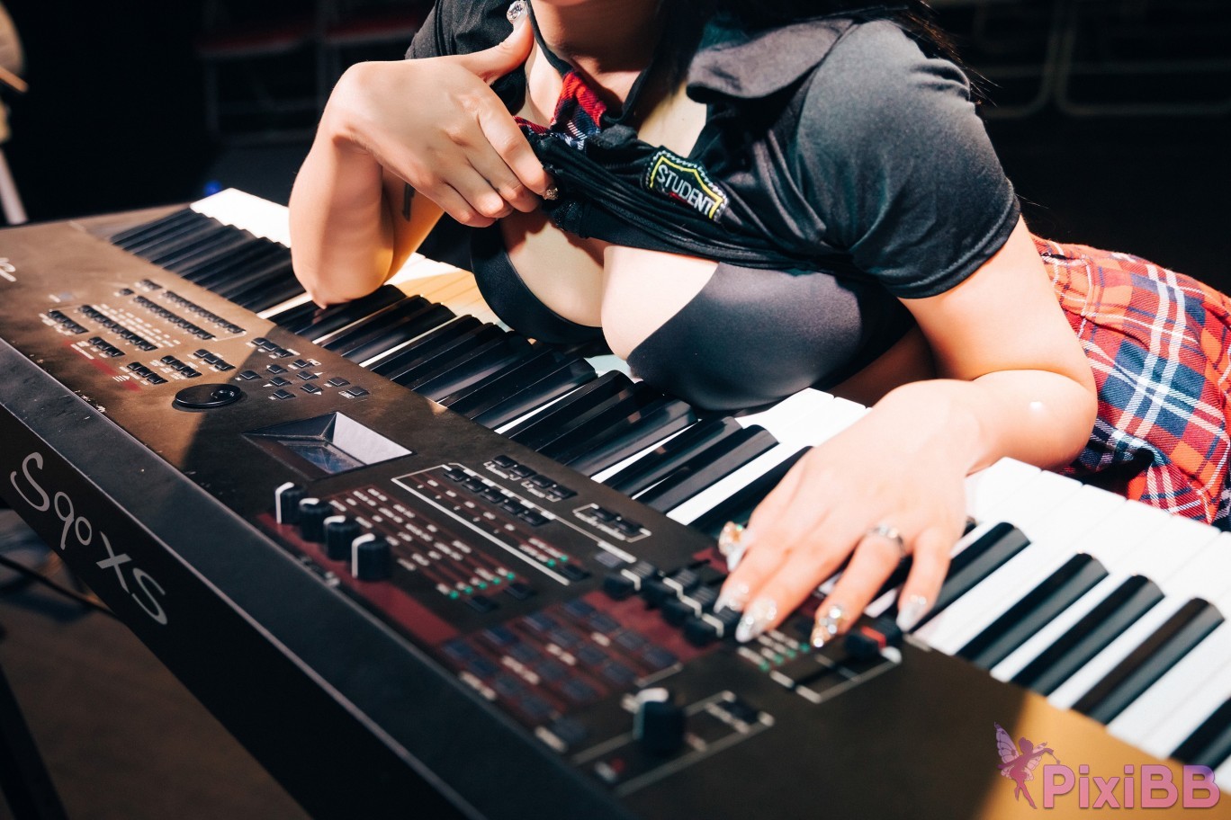 Loozy Bomi Covert Stage PixiBB.COM 095