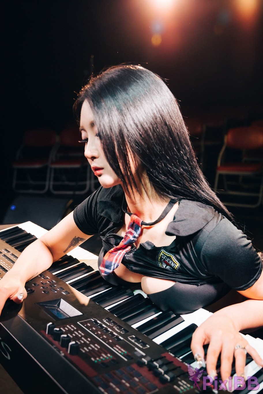 Loozy Bomi Covert Stage PixiBB.COM 096