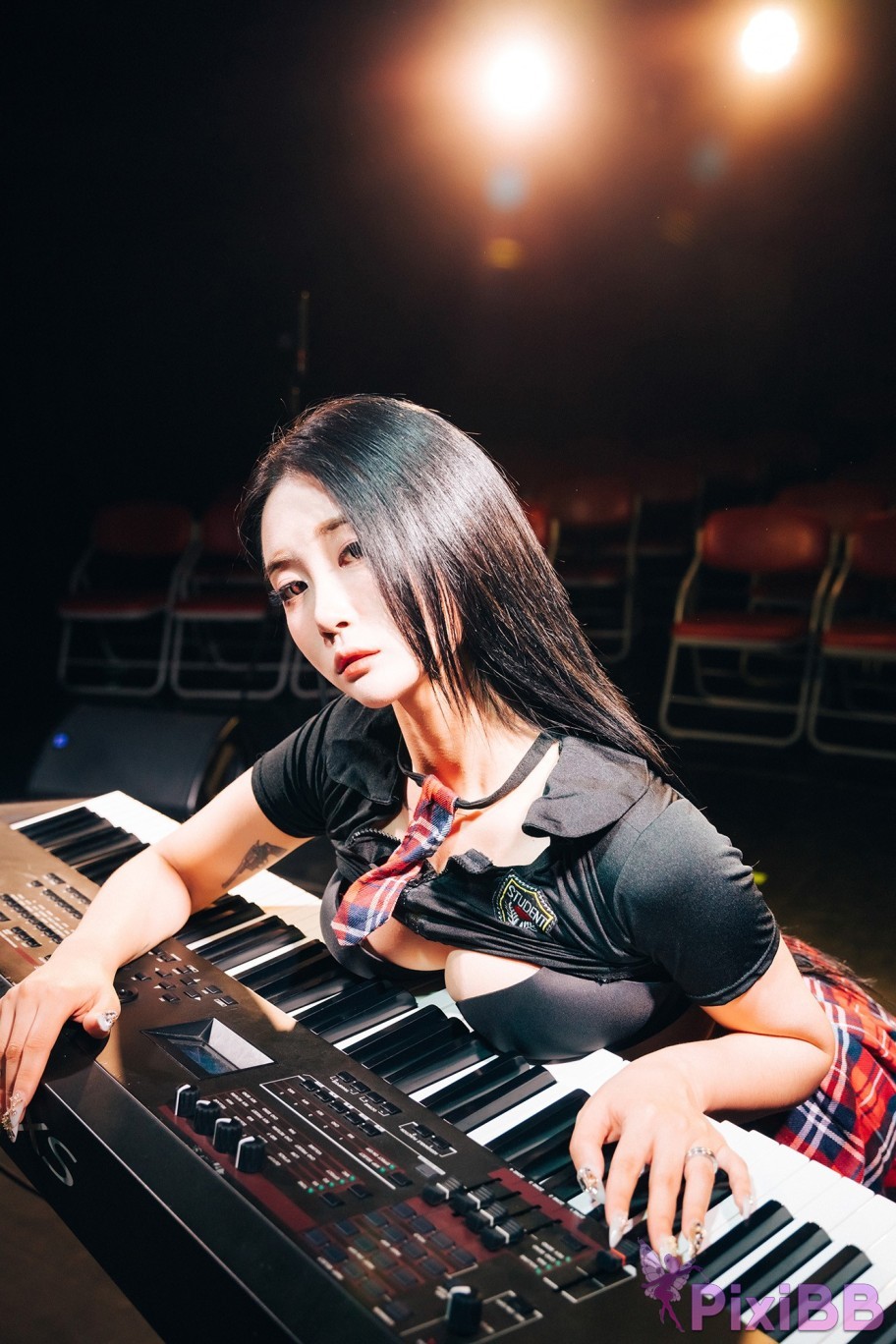 Loozy Bomi Covert Stage PixiBB.COM 097