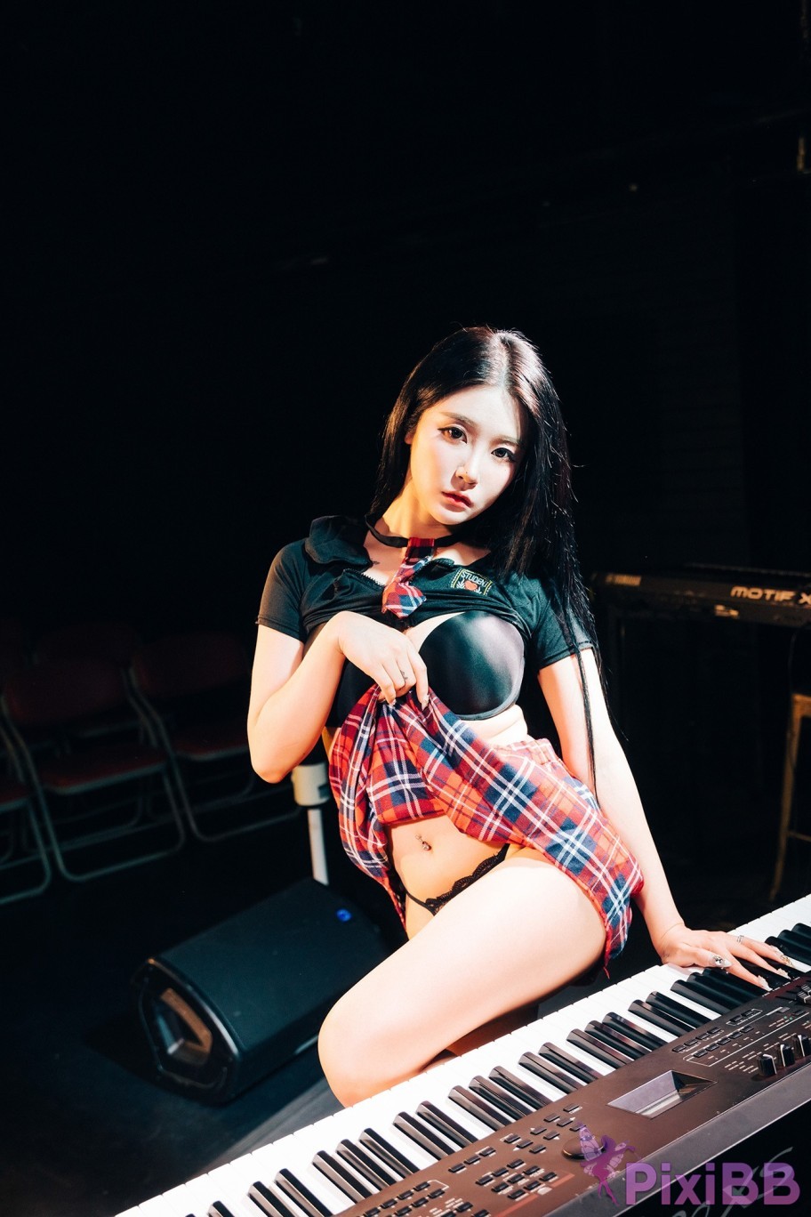 Loozy Bomi Covert Stage PixiBB.COM 100